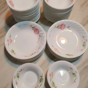 단종된 빈티지 코렐 장미 무늬 소.중찬기개당값