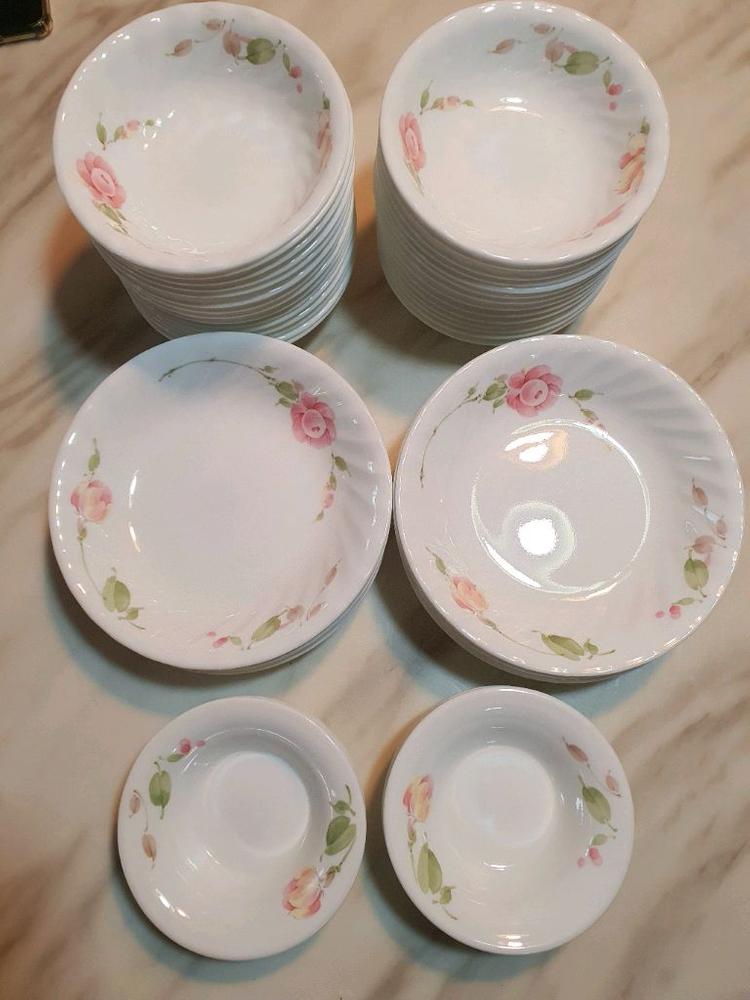 단종된 빈티지 코렐 장미 무늬 소.중찬기개당값--1