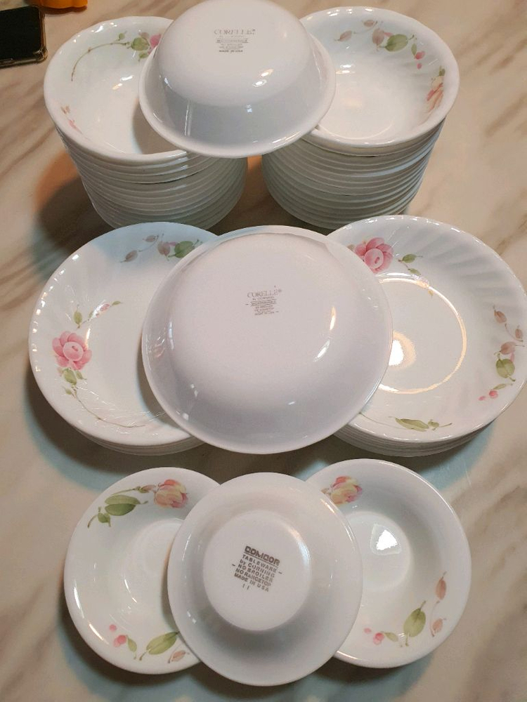 단종된 빈티지 코렐 장미 무늬 소.중찬기개당값--2