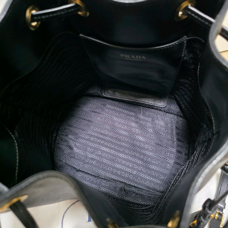 프라다 사피아노 가죽 버킷백--9