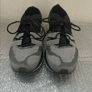 [275]나이키 플라이니트 트레이너 검/흰 판매 이미지