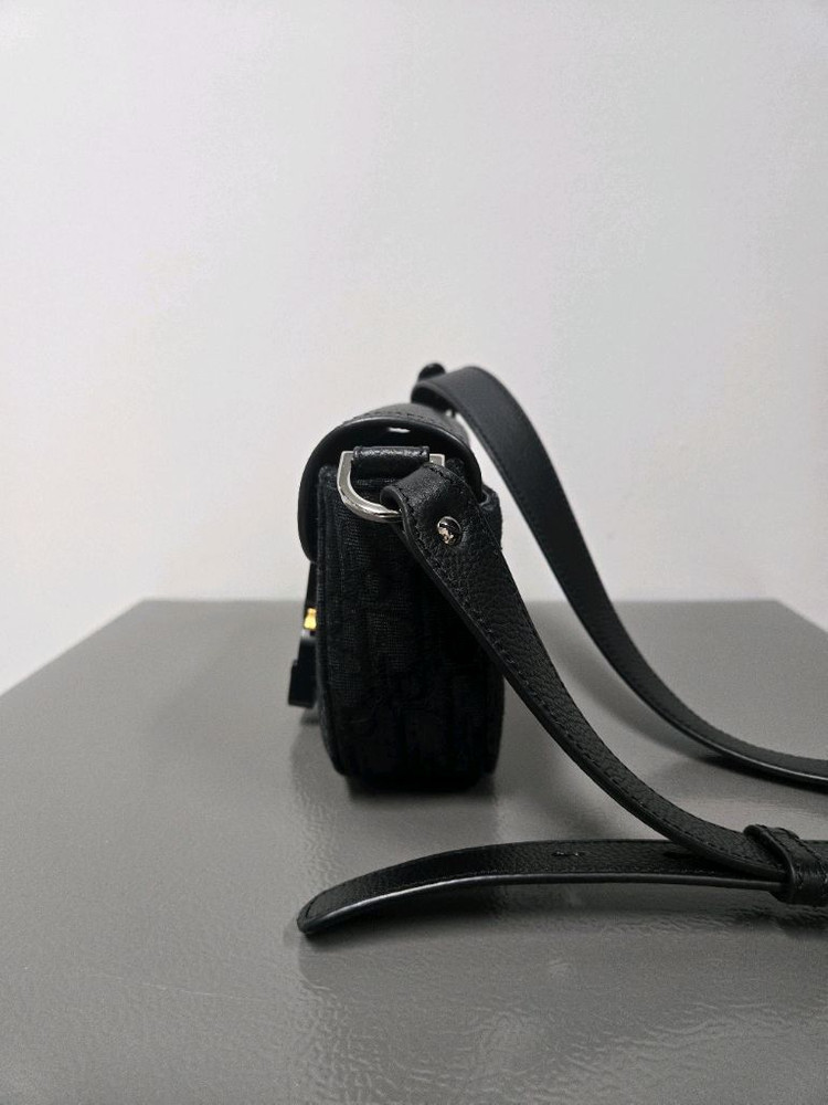 25.09구매 디올 새들 미니 플랩 크로스백--3