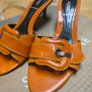 펜디(FENDI) 정품 가죽 뮬 힐 /이태리제 (36.5)