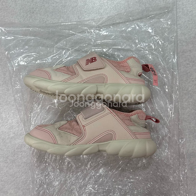 뉴발란스키즈 프리들 핑크 200사이즈 ㅡ 택포 4만5천--2