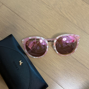 카린선글라스 판매해요. 택포 1만4천원입니다 이미지