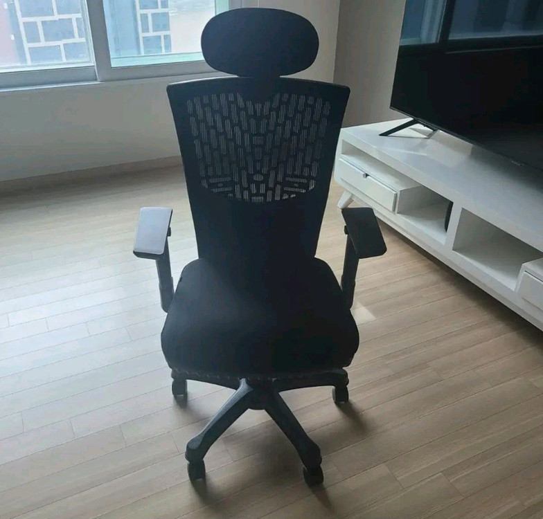 블랙 메쉬 사무용 의자 이미지