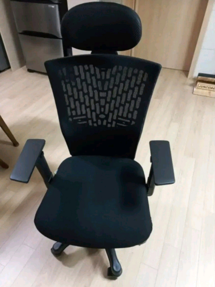 블랙 메쉬 사무용 의자 이미지