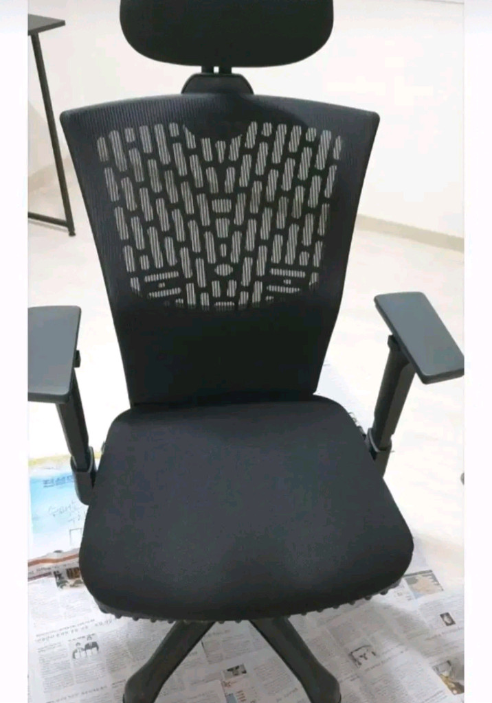 블랙 메쉬 사무용 의자 이미지