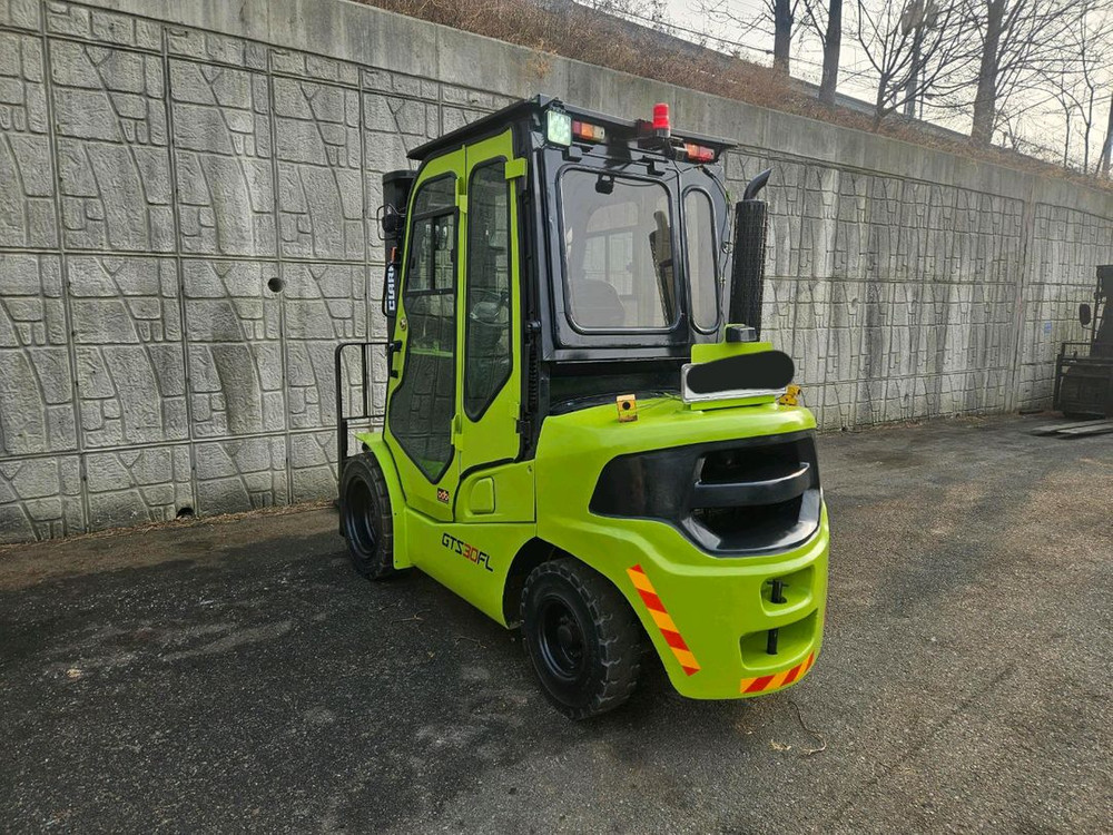 (중고지게차) 클라크 GTS30KD 디젤 3톤 3단 지게차 (3단마스트, 편개식자동발, 캐빈, 후방카메라,안전경보--1