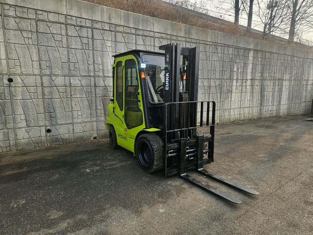 (중고지게차) 클라크 GTS30KD 디젤 3톤 3단 지게차 (3단마스트, 편개식자동발, 캐빈, 후방카메라,안전경보--2