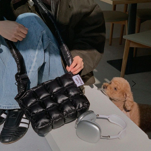 루스프로덕트 초콜릿 패딩 백 M (유광/블랙)