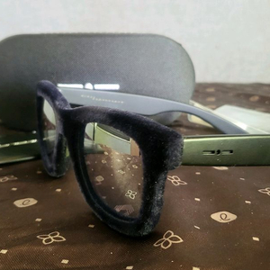 [미사용 새상품]INDEPENDENT 벨벳 미러선글라스