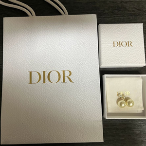 크리스찬 디올 트라이벌 진주 귀걸이