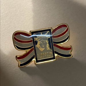 빈티지 1982년 자유의여신상 리본 브로치