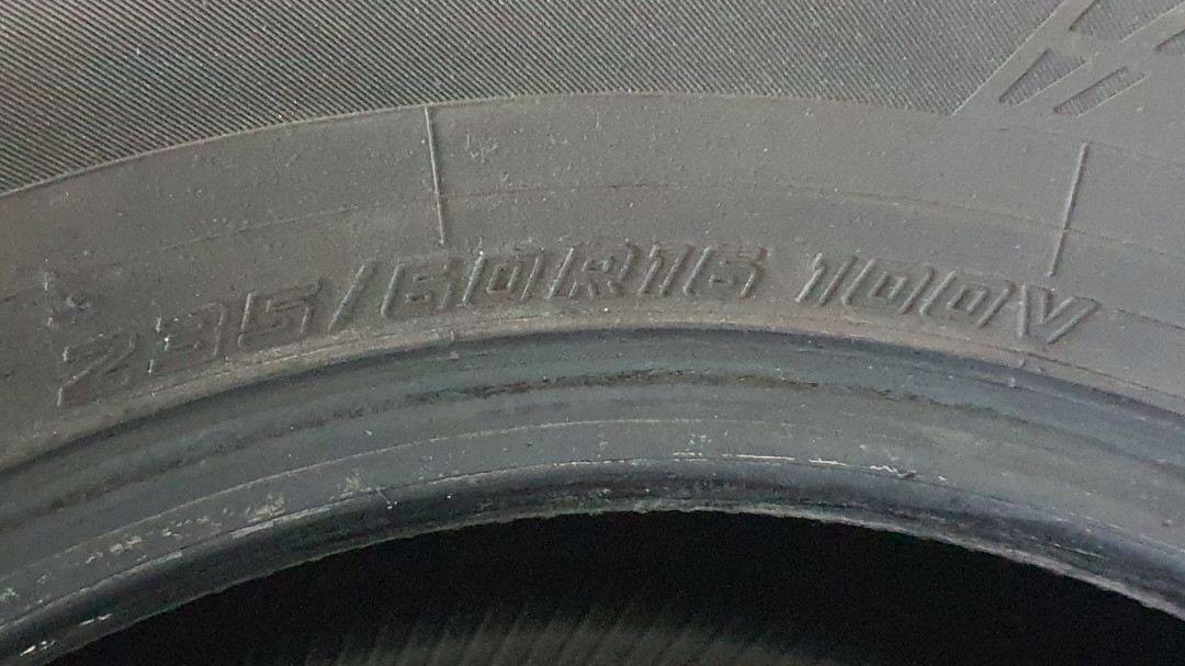 요코하마 235 60 16 2025년식 타이어 4짝--9