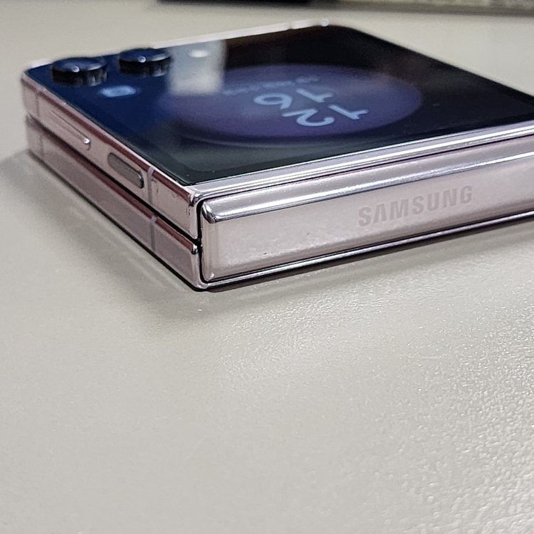 *35만원* 갤럭시 Z플립5 라벤더 512기가 주름X 상태 깨끗한폰 판매합니다 이미지