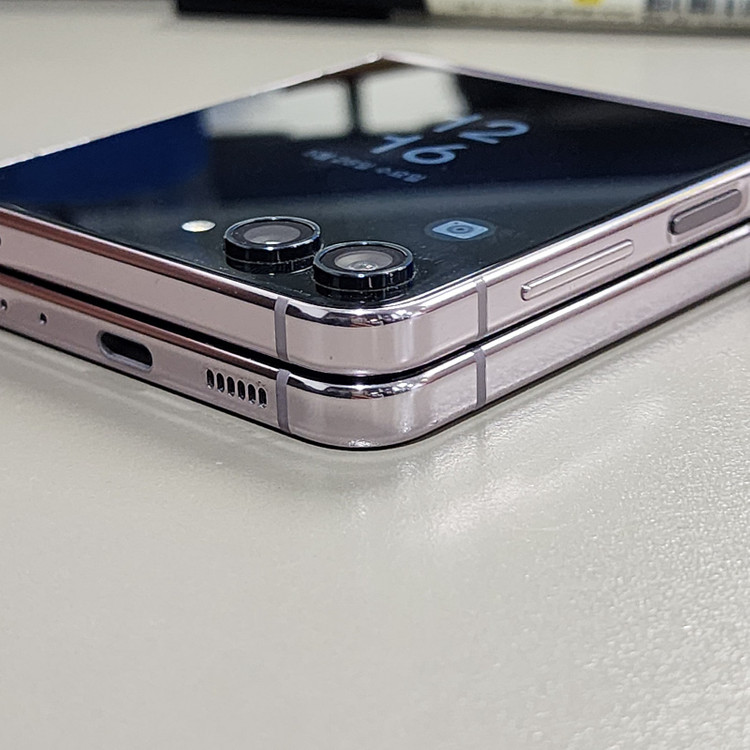 *35만원* 갤럭시 Z플립5 라벤더 512기가 주름X 상태 깨끗한폰 판매합니다 이미지