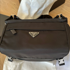 프라다 바이커백 M 사이즈새제품
