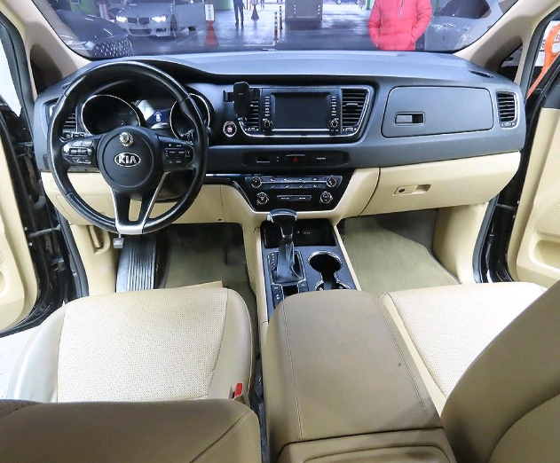 차 지금 당장 고민하지마시고 차 먼저 돈은 나중에헌차줄께 새차!신차급 차!다오기아자동차 더뉴카니발 중고전문중고차구매 이미지