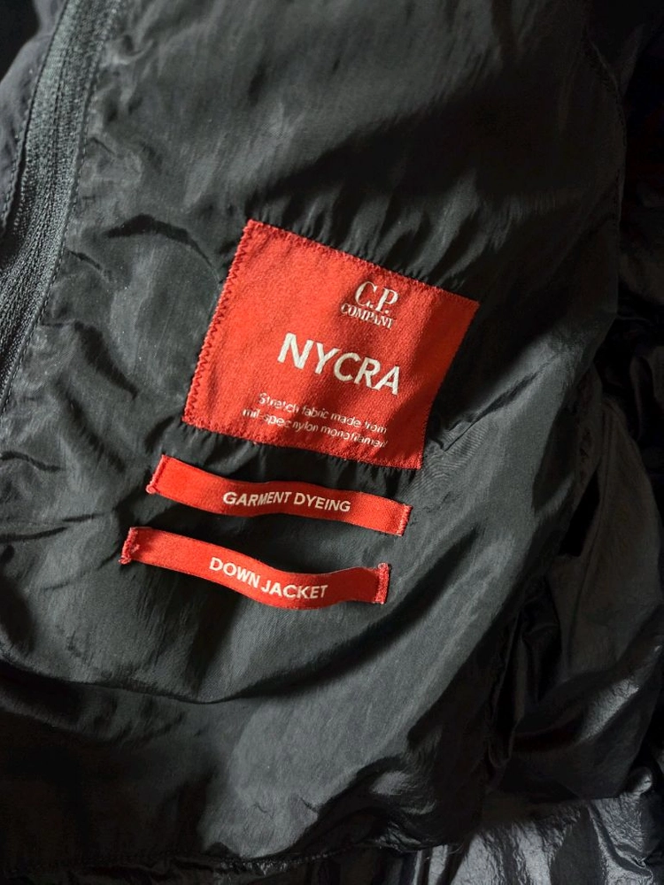 CP컴퍼니 NYCRA 렌즈덕다운 후드 롱패딩코트 07CMOW221A 001020G 999 이미지