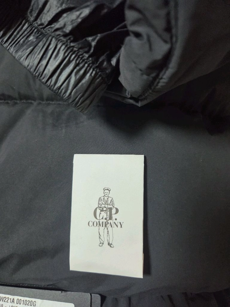 CP컴퍼니 NYCRA 렌즈덕다운 후드 롱패딩코트 07CMOW221A 001020G 999 이미지