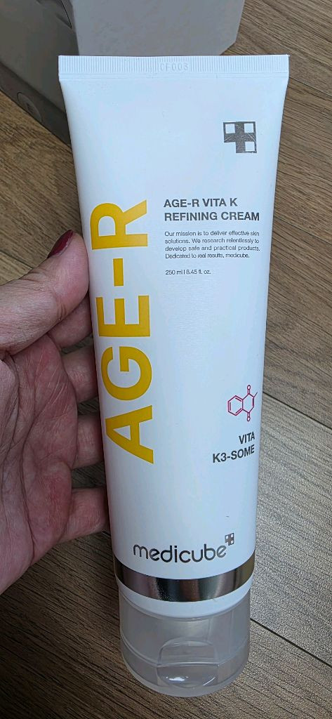 [메디큐브] 에이지알 석션 바디샷 미개봉 새제품 + 전용 관리크림 미개봉 새것--2