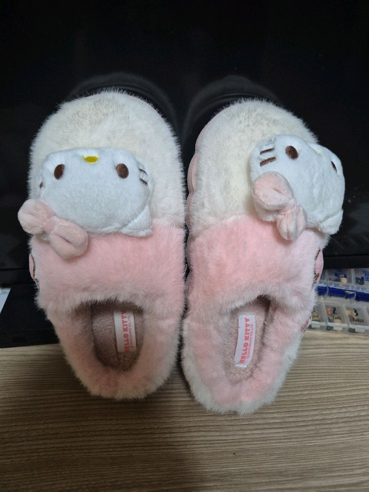 *새상품 헬로키티 털 실내화 털신*--1