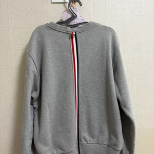 오케이몰정품 (3)새상품급 정품. 톰브라운 백삼선 맨투맨 그레이