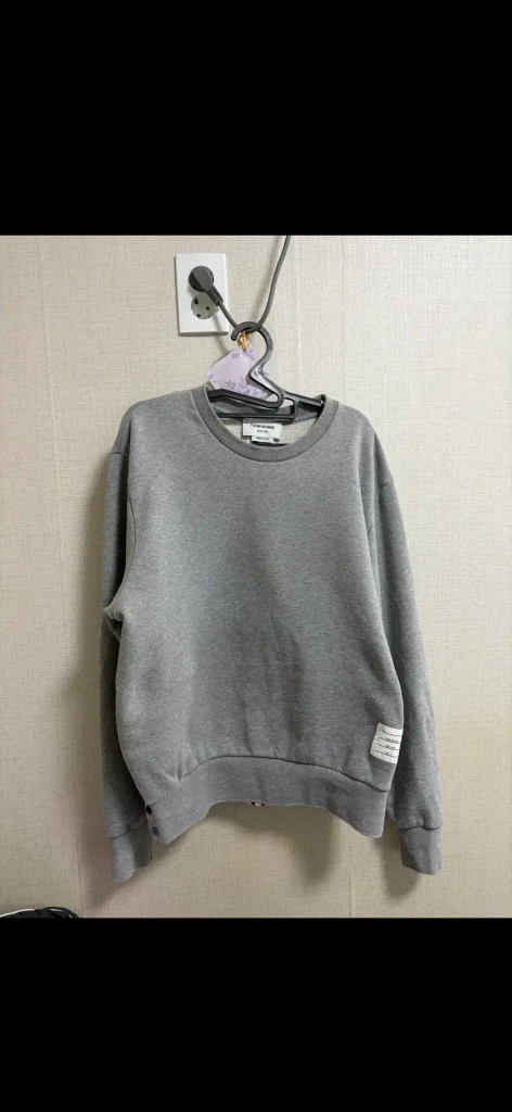 오케이몰정품 (3)새상품급 정품. 톰브라운 백삼선 맨투맨 그레이--1