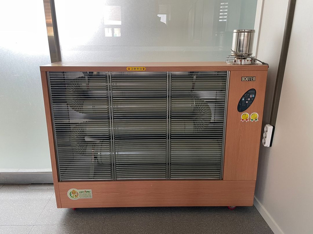 사무실 전자/사무기기(TV, 냉난방기, 히터, 복합기, 테이블, 컴퓨터, 의자 등 다수)--1