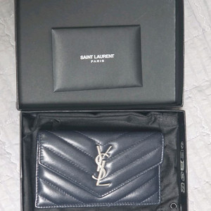 생로랑 카드지갑 카산드라 마틀라세 프라그먼트 플랩 카드 케이스 램스킨