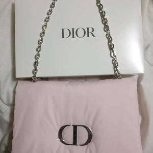 디올 핑크 파우치 새제품 미사용 금속 가방 끈장식