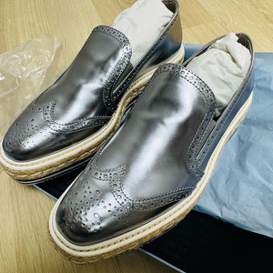 [정품] 프라다 비텔로 스페키오 실버 윙팁 에스파듀 플랫폼 로퍼