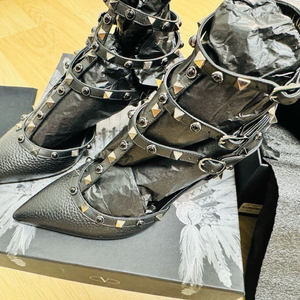 [정품] 발렌티노 가라바니 락스터드 앤 노아(NOIR) 펌프스 힐