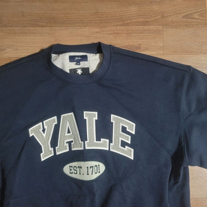 데상트 yale 맨투맨