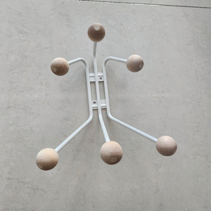 벽에 걸어쓰는 옷걸이 한개팔아요