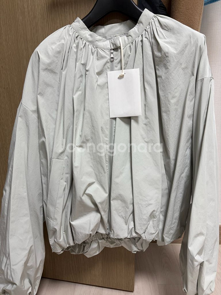 [새상품] 아모멘토 24ss 볼륨 점퍼 라이트그레이--1