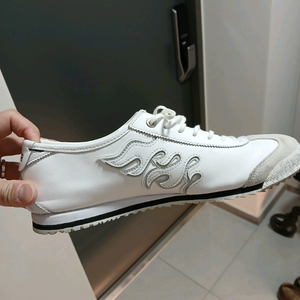 오니츠카타이거 플래그십 라인 30만원에 구매. 거의 새상품