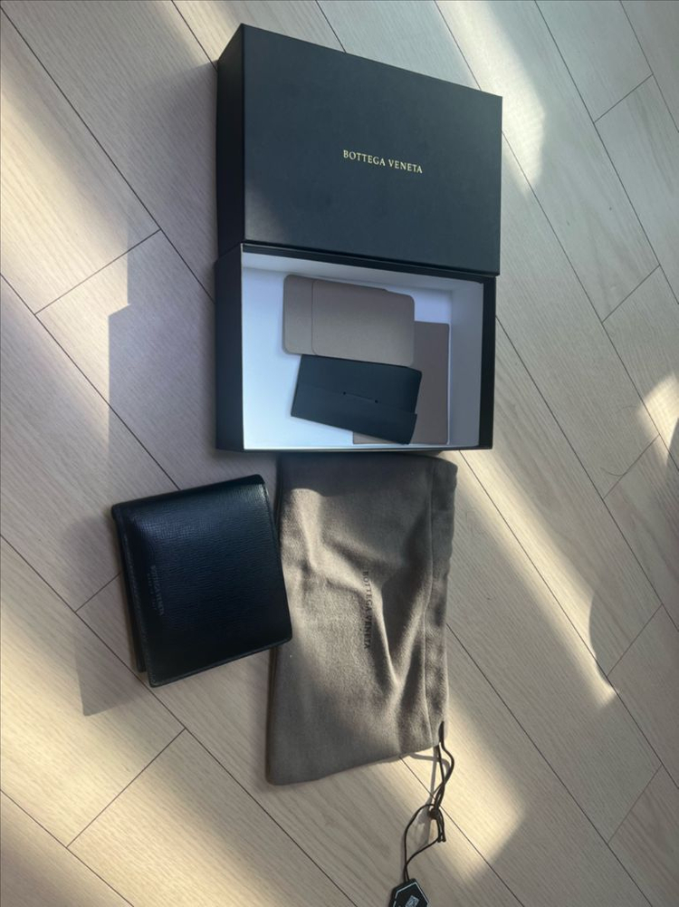 보테가 베네타 로고 프린트 반지갑 블랙 이미지