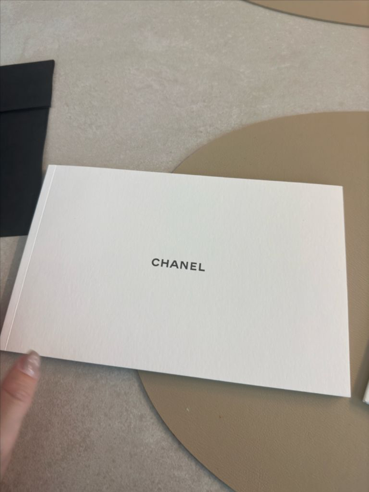 샤넬 클래식 미듐 캐비어 새상품 은장 내장칩--1