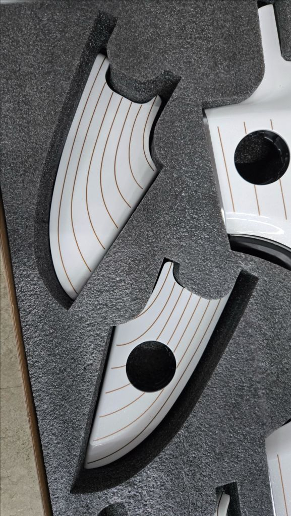 벤츠 W223숏바디용 화이트 피아노트림 신품 저렴히 팝니다--2