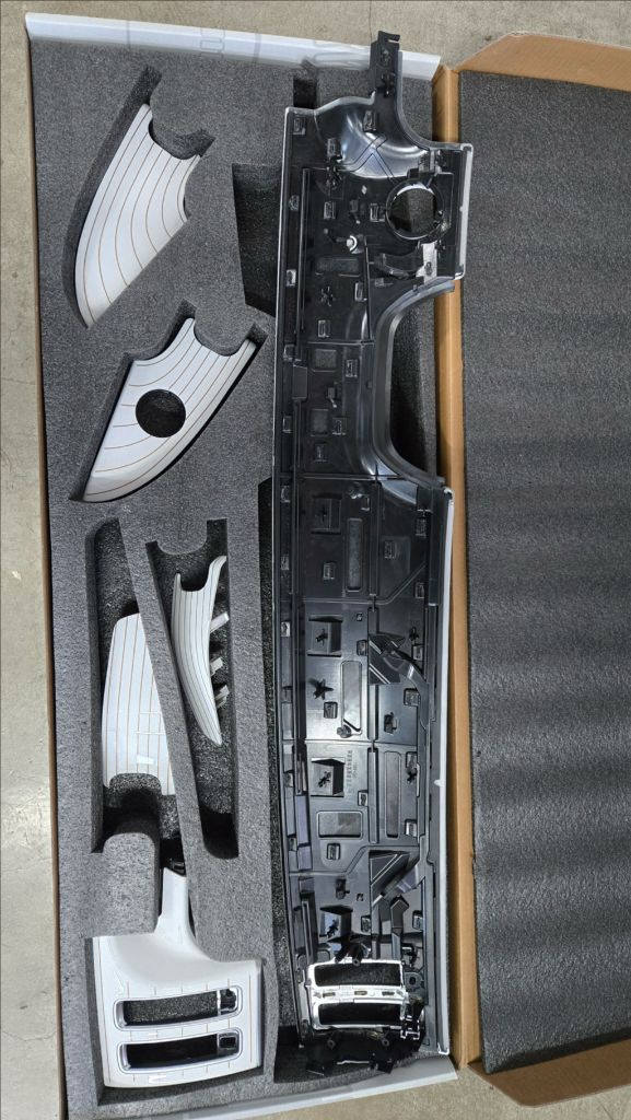 벤츠 W223숏바디용 화이트 피아노트림 신품 저렴히 팝니다--4