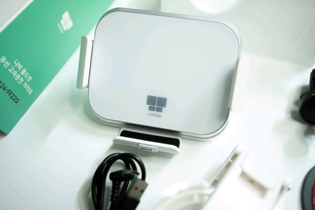 차량용 나비 무드등 폴드 무선 고속 충전기 거치대 팝니다. 이미지