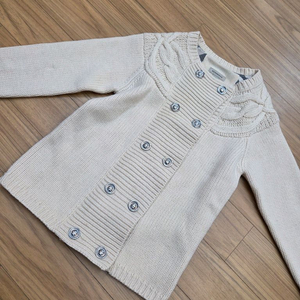 버버리 키즈 가디건 140사이즈입니다. 아이보리 색상에 케이블 짜임이 고급스러워요. 단추에도 버버리 로고가 음각되어 이미지