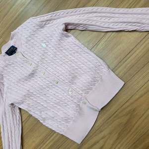 사랑스러운 핑크색 폴로 케이블 니트 가디건입니다. 사이즈는 S(7) 또는 1이라고 표기되어 있습니다. 톤 다운된 핑