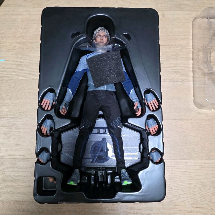 핫토이 AOU라인 8체 일괄 판매합니다. (울트론 마크1, 블랙위도우, 호크아이, 비전 등 AOU라인)--1