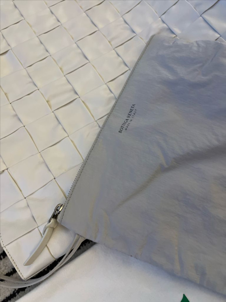 (새상품)보테가베네타 인트레치아토 토트백--1