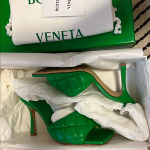 (새상품)보테가베네타 카세트 플랫 샌들