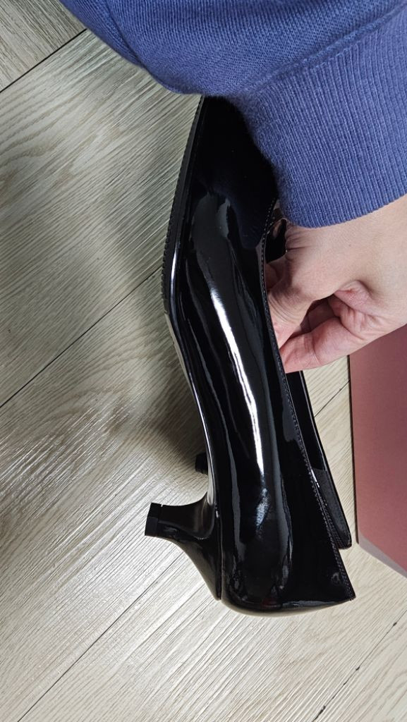 (무료배송) 엘리자벳 슬림 플랫 슈즈 245cm 굽4cm 유광 새것--5