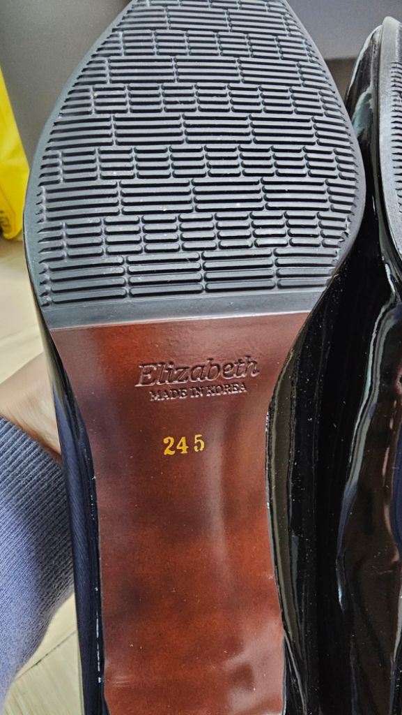 (무료배송) 엘리자벳 슬림 플랫 슈즈 245cm 굽4cm 유광 새것--6